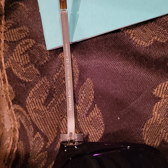 Tiffany new host pick  new sunglasses comes with all xo bagged etc all 2025 firm - Picture 16 of 17